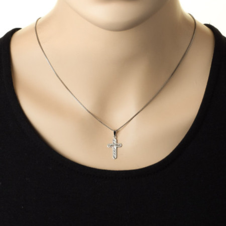 Strieborný prívesok - krížik, s ručným gravírom | Argento.sk