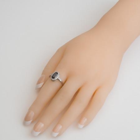Strieborný prsteň - čierny oválny zirkón, číre okrúhle zirkóny | Argento.sk