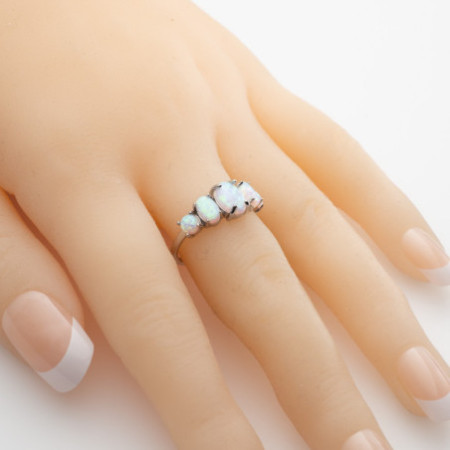 Strieborný prsteň - biele oválne syntetické opály | Argento.sk