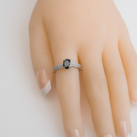 Strieborný prsteň - čierny oválny zirkón, číre okrúhle zirkóny | Argento.sk