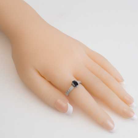 Strieborný prsteň - čierny oválny zirkón, číre okrúhle zirkóny | Argento.sk