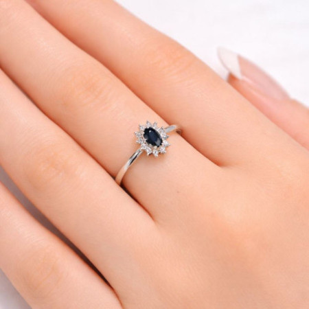 Strieborný prsteň - čierny oválny zirkón, číre okrúhle zirkóny | Argento.sk