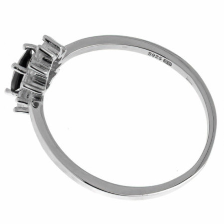 Strieborný prsteň - čierny oválny zirkón, číre okrúhle zirkóny | Argento.sk