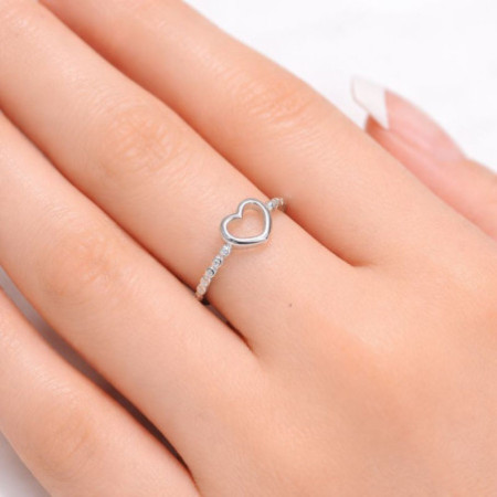 Strieborný prsteň - srdiečko, číre okrúhle zirkóny | Argento.sk