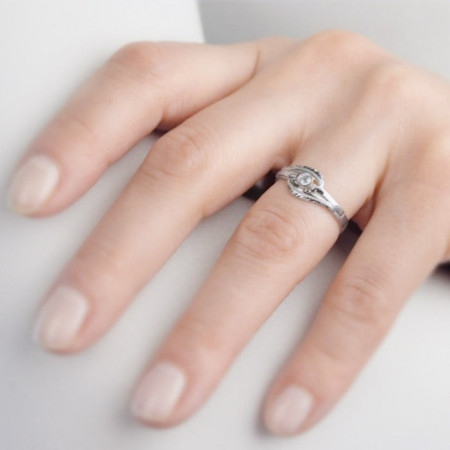 Strieborný prsteň so zirkónom a gravírom