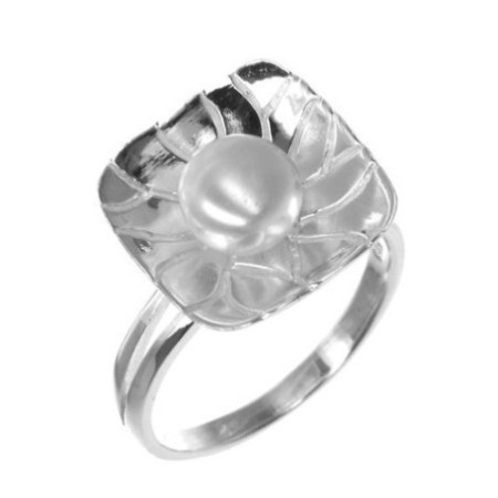Strieborný prsteň s perlou