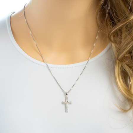 Strieborný prívesok krížik