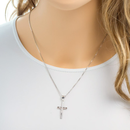 Strieborný prívesok krížik