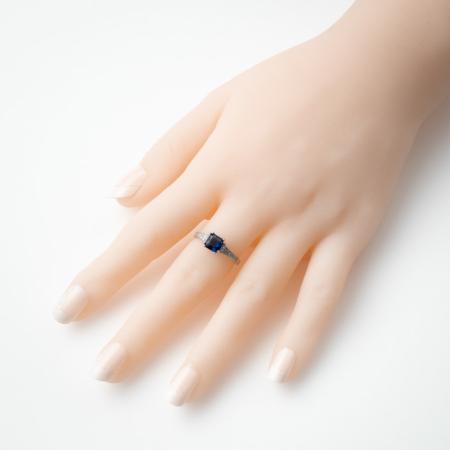 Strieborný prsteň - modrý zirkón v tvare štvorca, číre okrúhle zirkóny | Argento.sk