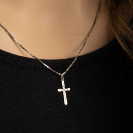 Strieborný prívesok krížik s gravírom