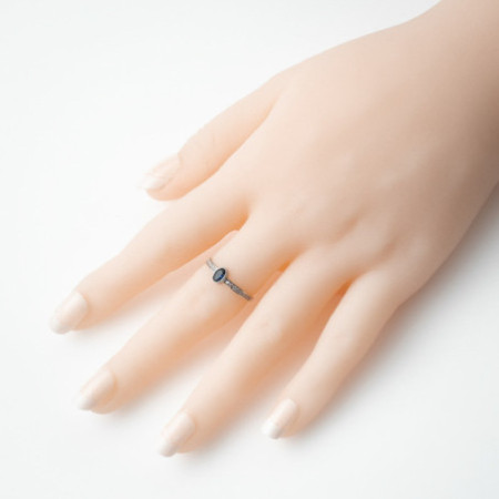 Strieborný prsteň - modrý oválny zirkón, číre okrúhle zirkóny | Argento.sk