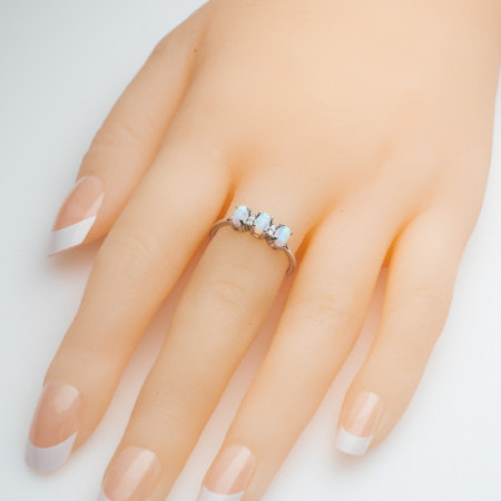 Strieborný prsteň s bielymi opálmi a zirkónmi
